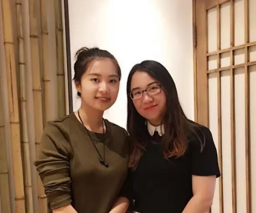 徐婧怡同学和Sarah文老师亲密合影