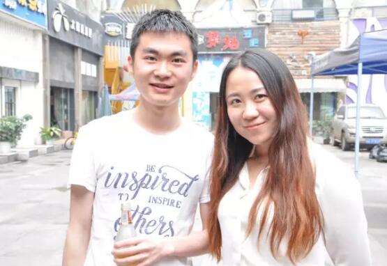 王再辉同学和Sarah文老师亲密合影