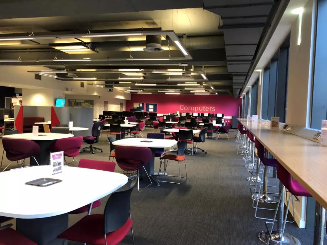 阿斯顿大学的图书馆内部